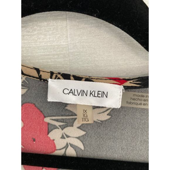 Black top with red flowers - Picture 4 of 4